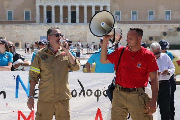 Seasonal firefighters rally in Athens demanding year-round employment ATHENS, GREECE - AUGUST 31: Seasonal firefighters gather at Syntagma Square in Athens during a demonstration demanding year-round employment, on August 31, 2026 in Athens, Greece. Firefighters traveled by bus from different parts of the country to take part in the protest in the Greek capital. Ayhan Mehmet Anadolu Athens Greece. Editorial use only. Please get in touch for any other usage.  Copyright: x2026xAnadoluxAyhanxMehmetx
