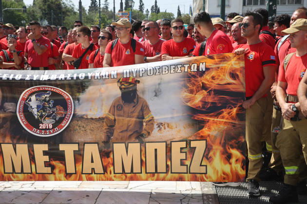 Seasonal firefighters rally in Athens demanding year-round employment ATHENS, GREECE - AUGUST 31: Seasonal firefighters gather at Syntagma Square in Athens during a demonstration demanding year-round employment, on August 31, 2026 in Athens, Greece. Firefighters traveled by bus from different parts of the country to take part in the protest in the Greek capital. Ayhan Mehmet Anadolu Athens Greece. Editorial use only. Please get in touch for any other usage.  Copyright: x2026xAnadoluxAyhanxMehmetx