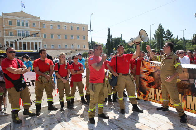Seasonal firefighters rally in Athens demanding year-round employment ATHENS, GREECE - AUGUST 31: Seasonal firefighters gather at Syntagma Square in Athens during a demonstration demanding year-round employment, on August 31, 2026 in Athens, Greece. Firefighters traveled by bus from different parts of the country to take part in the protest in the Greek capital. Ayhan Mehmet Anadolu Athens Greece. Editorial use only. Please get in touch for any other usage.  Copyright: x2026xAnadoluxAyhanxMehmetx