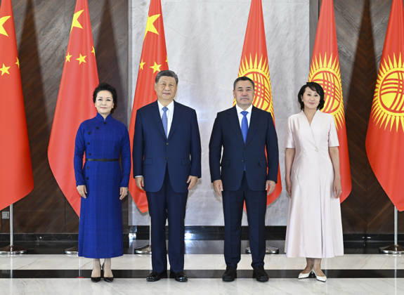 (260831) -- BISHKEK, Aug. 31, 2026 -- Chinese President Xi Jinping and his wife Peng Liyuan pose for a group photo with Kyrgyz President Sadyr Japarov and his wife Aigul Japarova in Bishkek, Kyrgyzstan, Aug. 31, 2026. Xi held talks with Japarov here on Monday. ) KYRGYZSTAN-BISHKEK-XI JINPING-KYRGYZ PRESIDENT-TALKS YanxYan 