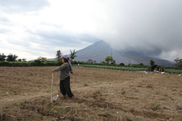 Indonesia s Sinabung volcano sends ash column 3.5 kilometers into the sky KARO, INDONESIA - AUGUST 31: A thick column of volcanic ash billows into the sky as Mount Sinabung continues to spew volcanic material in Karo Regency, North Sumatra, Indonesia, on August 31, 2026. The volcano erupted violently on Monday morning, sending ash clouds soaring approximately 3,500 meters (3.5 kilometers) above its summit, blanketing surrounding areas and prompting heightened monitoring by local authorities. Risky Cahyadi Anadolu Karo Indonesia. Editorial use only. Please get in touch for any other usage.  Copyright: x2026xAnadoluxRiskyxCahyadix