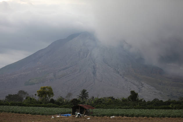 Indonesia s Sinabung volcano sends ash column 3.5 kilometers into the sky KARO, INDONESIA - AUGUST 31: A thick column of volcanic ash billows into the sky as Mount Sinabung continues to spew volcanic material in Karo Regency, North Sumatra, Indonesia, on August 31, 2026. The volcano erupted violently on Monday morning, sending ash clouds soaring approximately 3,500 meters (3.5 kilometers) above its summit, blanketing surrounding areas and prompting heightened monitoring by local authorities. Risky Cahyadi Anadolu Karo Indonesia. Editorial use only. Please get in touch for any other usage.  Copyright: x2026xAnadoluxRiskyxCahyadix