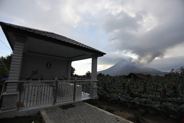 Indonesia s Sinabung volcano sends ash column 3.5 kilometers into the sky KARO, INDONESIA - AUGUST 31: A thick column of volcanic ash billows into the sky as Mount Sinabung continues to spew volcanic material in Karo Regency, North Sumatra, Indonesia, on August 31, 2026. The volcano erupted violently on Monday morning, sending ash clouds soaring approximately 3,500 meters (3.5 kilometers) above its summit, blanketing surrounding areas and prompting heightened monitoring by local authorities. Risky Cahyadi Anadolu Karo Indonesia. Editorial use only. Please get in touch for any other usage.  Copyright: x2026xAnadoluxRiskyxCahyadix