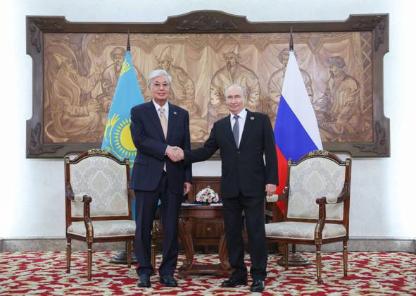 Kyrgyzstan Putin SCO Summit 9231967 31.08.2026 Kazakh President Kassym-Jomart Tokayev and Russian President Vladimir Putin shake hands as they pose for photos before a meeting on the sidelines of the Shanghai Cooperation Organization (SCO) summit in Bishkek, Kyrgyzstan. Petr Kovalev Sputnik Bishkek Kyrgyzstan  Copyright: xPetrxKovalevx