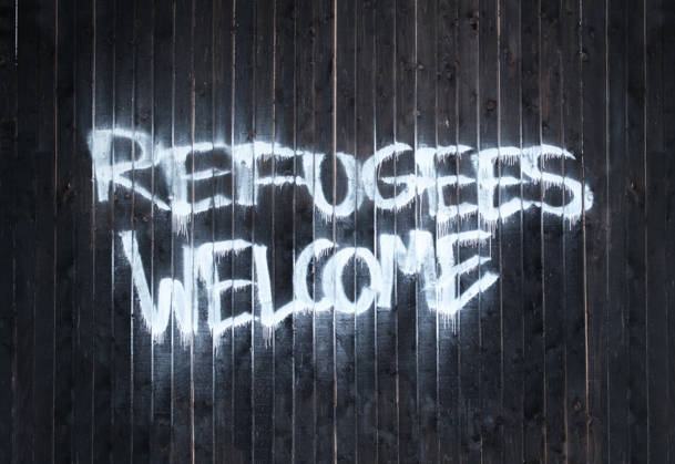 Schild ?Flüchtlinge willkommen? im Vereinigten Königreich Refugees Welcome Message Painted On Wooden Fence In Britain (License=RF) Copyright: xZoonar.com RoyxHendersonx 25514842