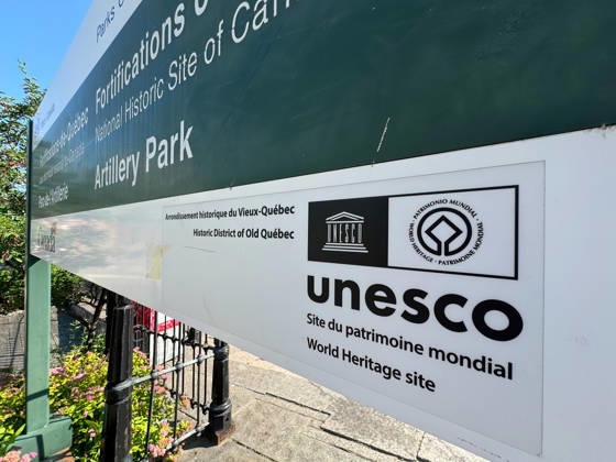 Quebec City, QC, Kanada. 19. August 2026. Nahaufnahme aus niedriger Perspektive des Schilds ?UNESCO-Weltkulturerbe? im Artillery Park im historischen Stadtkern von Quebec. Quebec City, QC, Canada. Aug 19, 2026. Low angle close-up of UNESCO World Heritage Site sign at Artillery Park, Historic District of Quebec. (License=RM) Copyright: xZoonar.com MarvinxSamuelxTOLENTINO-PINEDAx 25510731