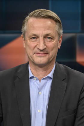 Pictured, from left: Nikolaus Blome, political editor at RTL and ntv and columnist for *Der Spiegel*, GER, Berlin; Tough but Fair political talk show, TV, format, with host Louis Klamroth, Das Erste, Topic: Ahead of the Elections in the East—Where Does the Frustration in the Country Come From?, August 31, 2026, Copyright: HMBxMedia UwexKoch