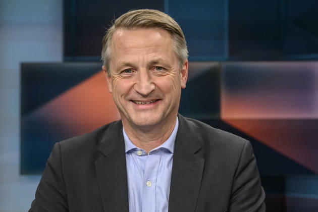 Pictured, from left: Nikolaus Blome, political editor at RTL and ntv and columnist for *Der Spiegel*, GER, Berlin; Tough but Fair political talk show, TV, format, with host Louis Klamroth, Das Erste, Topic: Ahead of the Elections in the East—Where Does the Frustration in the Country Come From?, August 31, 2026, Copyright: HMBxMedia UwexKoch