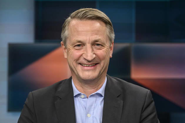 Pictured, from left: Nikolaus Blome, political editor at RTL and ntv and columnist for *Der Spiegel*, GER, Berlin; Tough but Fair political talk show, TV, format, with host Louis Klamroth, Das Erste, Topic: Ahead of the Elections in the East—Where Does the Frustration in the Country Come From?, August 31, 2026, Copyright: HMBxMedia UwexKoch