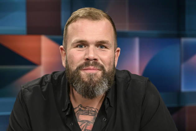 Pictured, from left: Jan Monchi Gorkow, singer for the band Feine Sahne Fischfilet and bestselling author of *Jenseits der Brandmauer* (Beyond the Firewall), Germany, Berlin; *Hart aber fair* (Tough but Fair), political talk show, TV, with host Louis Klamroth, Das Erste, Topic: Ahead of the Elections in the East: Where Does the Frustration in the Country Come From? , August 31, 2026, Copyright: HMBxMedia UwexKoch