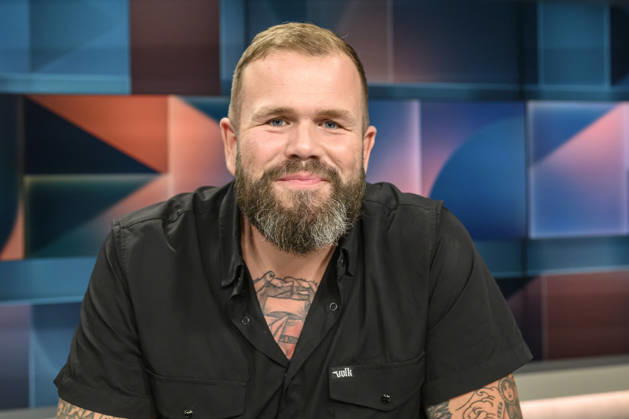Pictured, from left: Jan Monchi Gorkow, singer for the band Feine Sahne Fischfilet and bestselling author of *Jenseits der Brandmauer* (Beyond the Firewall), Germany, Berlin; *Hart aber fair* (Tough but Fair), political talk show, TV, with host Louis Klamroth, Das Erste, Topic: Ahead of the Elections in the East: Where Does the Frustration in the Country Come From? , August 31, 2026, Copyright: HMBxMedia UwexKoch