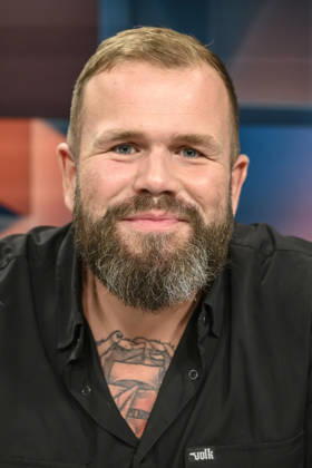 Pictured, from left: Jan Monchi Gorkow, singer for the band Feine Sahne Fischfilet and bestselling author of *Jenseits der Brandmauer* (Beyond the Firewall), Germany, Berlin; *Hart aber fair* (Tough but Fair), political talk show, TV, with host Louis Klamroth, Das Erste, Topic: Ahead of the Elections in the East: Where Does the Frustration in the Country Come From? , August 31, 2026, Copyright: HMBxMedia UwexKoch