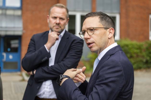 Falko Mohr, Lower Saxony’s Minister of Science and Culture, pictured in the foreground at the invitation of mayoral candidate Robert Alferink (SPD) in Osnabrück; invitation to tour a housing complex operated by the Osnabrück Student Services Organization; August 31, 2026; SPD Osnabrück election campaign