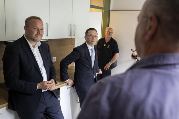 Robert Alferink, SPD mayoral candidate, and Falko Mohrs, Lower Saxony’s Minister of Science and Culture, in the kitchen of an apartment in the student housing complex on Sedanstraße in Osnabrück. Invitation to tour a housing complex operated by the Osnabrück Student Services Organization. August 31, 2026. SPD Osnabrück election campaign.