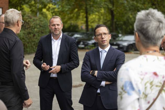 Robert Alferink, SPD mayoral candidate, and Falko Mohrs, Lower Saxony’s Minister of Science and Culture, in Osnabrück. Invitation to tour a residential complex operated by the Osnabrück Student Services Organization. August 31, 2026. SPD Osnabrück election campaign