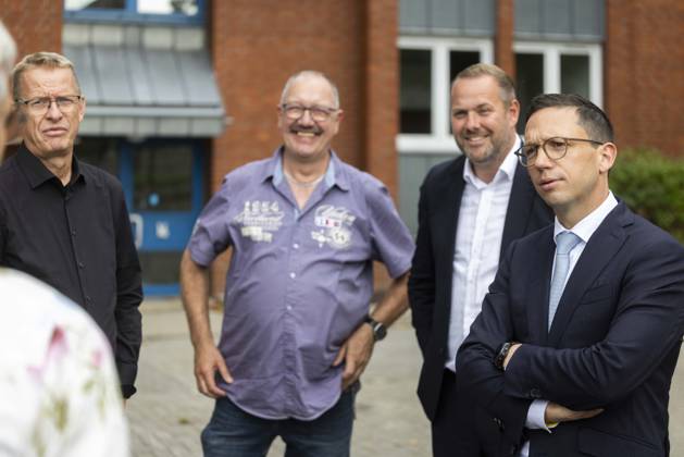 From left: Stefan Kobilke, Managing Director of the Osnabrück Student Services Organization; Rüdiger Hantke, Head of Construction and Operations at the Osnabrück Student Services Organization; Robert Alferink, SPD mayoral candidate, and Falko Mohrs, Lower Saxony’s Minister of Science and Culture, in Osnabrück. Invitation to tour a housing complex operated by the Osnabrück Stude