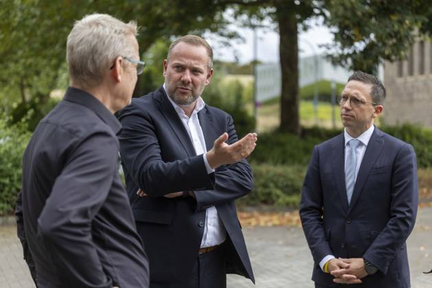Falko Mohr, Lower Saxony’s Minister of Science and Culture, pictured on the right, at the invitation of mayoral candidate Robert Alferink (center) and Stefan Kobilke, Executive Director of the Osnabrück Student Services Organization. Invitation to tour a housing complex operated by the Osnabrück Student Services Organization. August 31, 2026. SPD Osnabrück election campaign