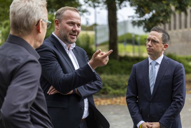 Falko Mohr, Lower Saxony’s Minister of Science and Culture, pictured on the right, at the invitation of mayoral candidate Robert Alferink (center) and Stefan Kobilke, Executive Director of the Osnabrück Student Services Organization. Invitation to tour a housing complex operated by the Osnabrück Student Services Organization. August 31, 2026. SPD Osnabrück election campaign