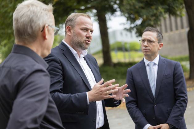 Falko Mohr, Lower Saxony’s Minister of Science and Culture, pictured on the right, at the invitation of mayoral candidate Robert Alferink (center) and Stefan Kobilke, Executive Director of the Osnabrück Student Services Organization. Invitation to tour a housing complex operated by the Osnabrück Student Services Organization. August 31, 2026. SPD Osnabrück election campaign