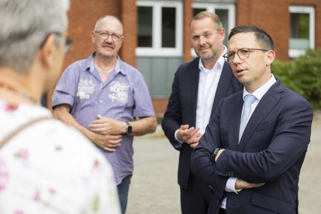 Falko Mohr, Lower Saxony’s Minister of Science and Culture, standing in the front row at the invitation of mayoral candidate Robert Alferink (center) and Rüdiger Hantke (left) in Osnabrück; invitation to tour a housing complex operated by the Osnabrück Student Services Organization; August 31, 2026; SPD Osnabrück election campaign