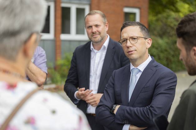 Falko Mohr, Lower Saxony’s Minister of Science and Culture, standing in the front row at the invitation of mayoral candidate Robert Alferink (center) and Rüdiger Hantke (left) in Osnabrück; invitation to tour a housing complex operated by the Osnabrück Student Services Organization; August 31, 2026; SPD Osnabrück election campaign