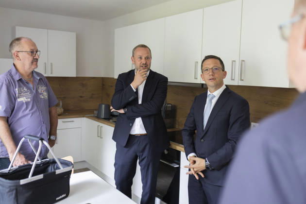 Falko Mohr, Lower Saxony’s Minister of Science and Culture, pictured on the right, at the invitation of mayoral candidate Robert Alferink (center) and Rüdiger Hantke of the Osnabrück Student Services Organization, for a tour of a housing complex operated by the Osnabrück Student Services Organization on August 31, 2026. SPD Osnabrück election campaign