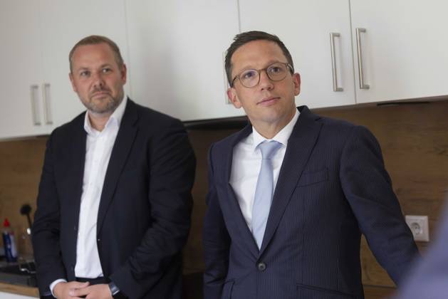 Falko Mohr, Lower Saxony’s Minister of Science and Culture, at the invitation of mayoral candidate Robert Alferink (seen in the background) in Osnabrück; invitation to tour a housing complex operated by the Osnabrück Student Services Organization; August 31, 2026; SPD Osnabrück election campaign