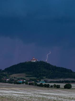 THUNDERSTORM OVER THURINGIA ** FOR EDITORIAL USE ONLY ** ** p 31 08 2026 Arnstadt A thunderstorm front moves across Thuringia in the evening, as seen here over the Veste Wachsenburg in the Ilm district. Photographed in Germany, Thuringia, Arnstadt. Copyright SaschaxFromm Copyright: SaschaxFromm doc87emywaq8te1jpaz0v68 ,EDITORIAL USE ONLY Copyright: SaschaxFromm