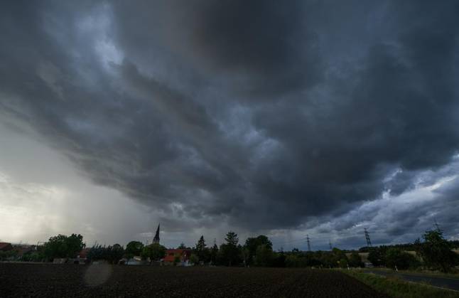 THUNDERSTORM OVER THURINGIA ** FOR EDITORIAL USE ONLY ** EDITORIAL USE ONLY ** p 31 08 2026 Gügleben A heavy rain shower passes over Thuringia in the evening, as seen here over Gügleben in the Ilm district. Photographed in Germany, Thuringia, Gügleben. Copyright SaschaxFromm Copyright: SaschaxFromm doc87emywe143q1ah3cdhqb ,EDITORIAL USE ONLY Copyright: SaschaxFromm