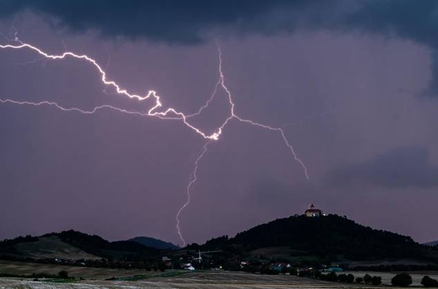 THUNDERSTORM OVER THURINGIA ** FOR EDITORIAL USE ONLY ** p 31 08 2026 Arnstadt A thunderstorm front moves across Thuringia in the evening, as seen here over the Veste Wachsenburg in the Ilm district. Photographed in Germany, Thuringia, Arnstadt. Copyright SaschaxFromm Copyright: SaschaxFromm doc87emywgls371kxgoa8zv ,EDITORIAL USE ONLY Copyright: SaschaxFromm