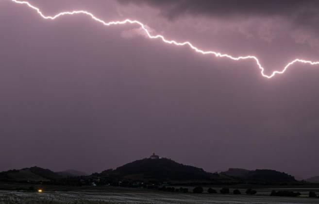 THUNDERSTORM OVER THURINGIA ** FOR EDITORIAL USE ONLY ** p 31 08 2026 Arnstadt A thunderstorm front moves across Thuringia in the evening, as seen here over the Veste Wachsenburg in the Ilm district. Photographed in Germany, Thuringia, Arnstadt. Copyright SaschaxFromm Copyright: SaschaxFromm doc87emyy6iem01g8cczhw3 ,EDITORIAL USE ONLY Copyright: SaschaxFromm