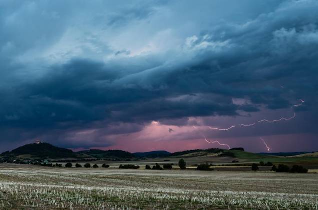 THUNDERSTORM OVER THURINGIA ** FOR EDITORIAL USE ONLY ** p 31 08 2026 Arnstadt A thunderstorm front moves across Thuringia in the evening, as seen here over the Veste Wachsenburg in the Ilm district. Photographed in Germany, Thuringia, Arnstadt. Copyright SaschaxFromm Copyright: SaschaxFromm doc87emyy6q2461mf7tqhqb ,EDITORIAL USE ONLY Copyright: SaschaxFromm