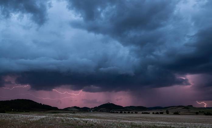 THUNDERSTORM OVER THURINGIA ** FOR EDITORIAL USE ONLY ** p 31 08 2026 Arnstadt A thunderstorm front moves across Thuringia in the evening, as seen here over the Veste Wachsenburg in the Ilm district. Photographed in Germany, Thuringia, Arnstadt. Copyright SaschaxFromm Copyright: SaschaxFromm doc87emyyg6ro58u3gjuoe ,EDITORIAL USE ONLY Copyright: SaschaxFromm