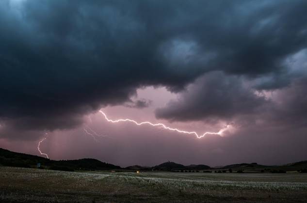 THUNDERSTORM OVER THURINGIA ** FOR EDITORIAL USE ONLY ** p 31 08 2026 Arnstadt A thunderstorm front moves across Thuringia in the evening, as seen here over the Veste Wachsenburg in the Ilm district. Photographed in Germany, Thuringia, Arnstadt. Copyright SaschaxFromm Copyright: SaschaxFromm doc87emyyi5fqgo7k4hhqb ,EDITORIAL USE ONLY Copyright: SaschaxFromm