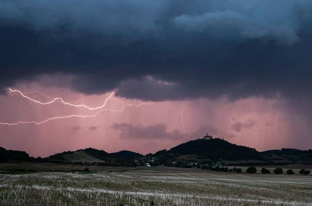 THUNDERSTORMS OVER THURINGIA ** FOR EDITORIAL USE ONLY ** ** p 31 08 2026 Arnstadt A thunderstorm front moves across Thuringia in the evening, as seen here photographed over the Veste Wachsenburg in the Ilm district. Germany Thuringia Arnstadt Copyright SaschaxFromm Copyright: SaschaxFromm doc87emyvuf2031n8fyivir ,EDITORIAL USE ONLY Copyright: SaschaxFromm