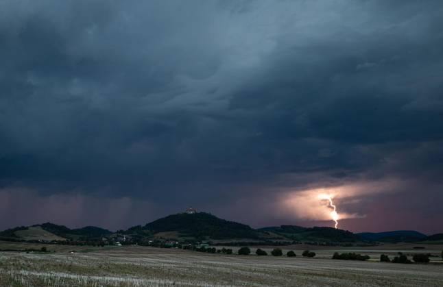 THUNDERSTORMS OVER THURINGIA ** FOR EDITORIAL USE ONLY ** ** p 31 08 2026 Arnstadt A thunderstorm front moves across Thuringia in the evening, as seen here photographed over the Veste Wachsenburg in the Ilm district. Germany Thuringia Arnstadt Copyright SaschaxFromm Copyright: SaschaxFromm doc87emyvurosp140qozhl2 ,EDITORIAL USE ONLY Copyright: SaschaxFromm