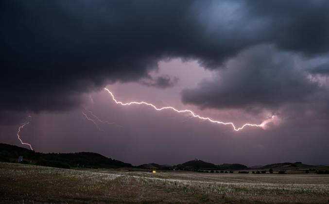 THUNDERSTORMS OVER THURINGIA ** FOR EDITORIAL USE ONLY ** ** p 31 08 2026 Arnstadt A thunderstorm front moves across Thuringia in the evening, as seen here photographed over the Veste Wachsenburg in the Ilm district. Germany Thuringia Arnstadt Copyright SaschaxFromm Copyright: SaschaxFromm doc87emyw55g9i1ay45595i ,EDITORIAL USE ONLY Copyright: SaschaxFromm
