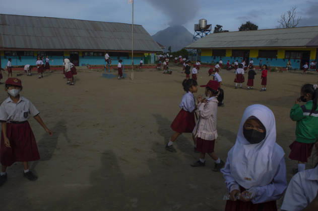 Sinabung™s Renewed Ash Schoolchildren wear protective face masks while traveling to school in Gajah Village, Simpang Empat District, Karo Regency, North Sumatra, Indonesia, on September 1, 2026. The use of masks is a precautionary measure by local residents against airborne volcanic ash following renewed eruptive activity from Mount Sinabung on August 30, 2026. The volcano had previously been dormant for 400 years before entering a prolonged eruption period from 2010 until activity subsided in 2021. Karo, North Sumatra Indonesia  Copyright: xSutantaxAdityax originalFilename: aditya-sinabung260901_npFS3.jpg