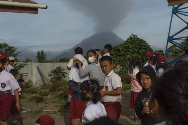 Sinabung™s Renewed Ash Schoolchildren wear protective face masks while traveling to school in Gajah Village, Simpang Empat District, Karo Regency, North Sumatra, Indonesia, on September 1, 2026. The use of masks is a precautionary measure by local residents against airborne volcanic ash following renewed eruptive activity from Mount Sinabung on August 30, 2026. The volcano had previously been dormant for 400 years before entering a prolonged eruption period from 2010 until activity subsided in 2021. Karo, North Sumatra Indonesia  Copyright: xSutantaxAdityax originalFilename: aditya-sinabung260901_npQTj.jpg