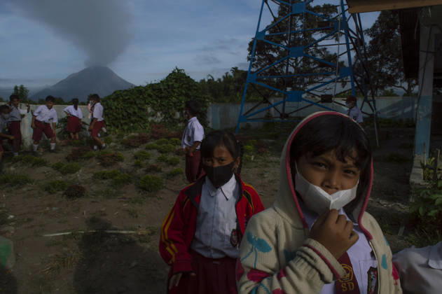 Sinabung™s Renewed Ash Schoolchildren wear protective face masks while traveling to school in Gajah Village, Simpang Empat District, Karo Regency, North Sumatra, Indonesia, on September 1, 2026. The use of masks is a precautionary measure by local residents against airborne volcanic ash following renewed eruptive activity from Mount Sinabung on August 30, 2026. The volcano had previously been dormant for 400 years before entering a prolonged eruption period from 2010 until activity subsided in 2021. Karo, North Sumatra Indonesia  Copyright: xSutantaxAdityax originalFilename: aditya-sinabung260901_npqtu.jpg