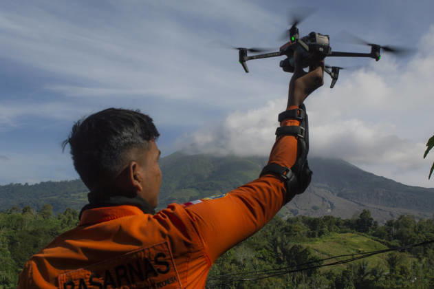 Sinabung™s Renewed Ash A member of the National Search and Rescue Agency (BASARNAS) launches a drone to monitor volcanic activity at Mount Sinabung, viewed from Simpang Empat District, Karo Regency, North Sumatra, Indonesia, on September 1, 2026. Aerial monitoring and mask precautions are implemented following renewed eruptive activity on August 30, 2026. The volcano had previously been dormant for 400 years before entering a prolonged eruption period from 2010 until activity subsided in 2021. Karo, North Sumatra Indonesia  Copyright: xSutantaxAdityax originalFilename: aditya-sinabung260901_npPaL.jpg
