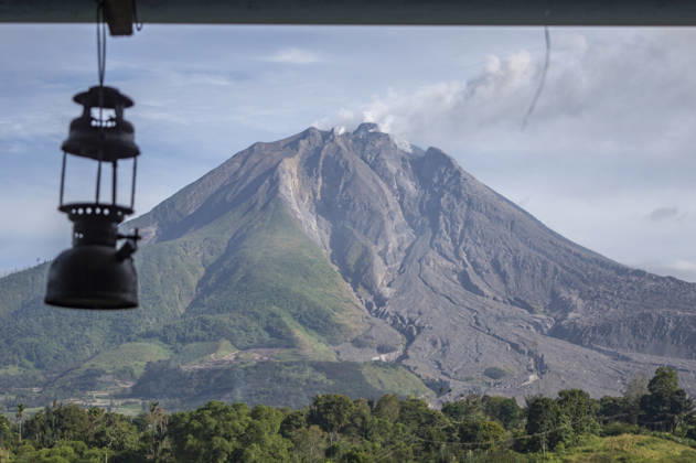 Sinabung™s Renewed Ash Mount Sinabung volcano emits volcanic ash during eruptions seen from Simpang Empat District, Karo Regency, North Sumatra, Indonesia, on September 1, 2026. Local residents use masks as a precautionary measure against airborne volcanic ash following renewed eruptive activity from Mount Sinabung on August 30, 2026. The volcano had previously been dormant for 400 years before entering a prolonged eruption period from 2010 until activity subsided in 2021. Karo, North Sumatra Indonesia  Copyright: xSutantaxAdityax originalFilename: aditya-sinabung260901_npQJg.jpg