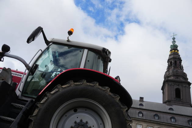 Denmark Farmers demonstrate against a fertilization law in front of the Danish Parliament, Christiansborg, in Copenhagen, Denmark, Tuesday, September 1, 2026. The organization Sust  Copyright: MadsxClausxRasmussenx spdk20260901-093729-L