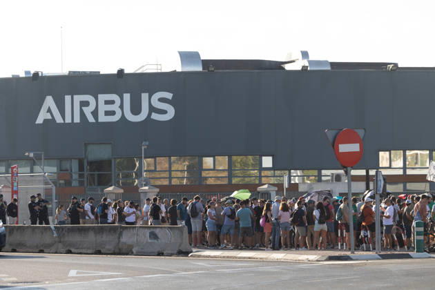 Airbus is set to undergo another round of mediation with the unions this Tuesday following the refusal to suspend the strike. Airbus workers gather outside the Getafe headquarters on September 1, 2026, in Getafe, Madrid, Spain. The Airbus workforce at the Getafe (Madrid), San Pablo, and Tablada (Seville) facilities has decided by a majority not to suspend the current indefinite strike following Monday’s vote at their respective assemblies, unlike employees in Illescas, Toledo, who voted last Friday to suspend the strike. A new mediation session between the company and the unions will take place this Tuesday at SIMA. SEPTEMBER 1, 2026 Jesús Hellí Getafe, Madrid Getafe, Madrid, Spain  Copyright: xJesusxHellinx 7742303
