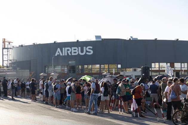 Airbus is set to undergo another round of mediation with the unions this Tuesday following the refusal to suspend the strike. Airbus workers gather outside the Getafe headquarters on September 1, 2026, in Getafe, Madrid, Spain. The Airbus workforce at the Getafe (Madrid), San Pablo, and Tablada (Seville) facilities has decided by a majority not to suspend the current indefinite strike following Monday’s vote at their respective assemblies, unlike employees in Illescas, Toledo, who voted last Friday to suspend the strike. A new mediation session between the company and the unions will take place this Tuesday at SIMA. SEPTEMBER 1, 2026 Jesús Hellí Getafe, Madrid Getafe, Madrid, Spain  Copyright: xJesusxHellinx 7742306