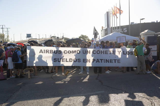 Airbus is set to undergo another round of mediation with the unions this Tuesday following the refusal to suspend the strike. Airbus workers gather outside the Getafe headquarters on September 1, 2026, in Getafe, Madrid, Spain. The Airbus workforce at the Getafe (Madrid), San Pablo, and Tablada (Seville) facilities has decided by a majority not to suspend the current indefinite strike following Monday’s vote at their respective assemblies, unlike employees in Illescas, Toledo, who voted last Friday to suspend the strike. A new mediation session between the company and the unions will take place this Tuesday at SIMA. SEPTEMBER 1, 2026 Jesús Hellí Getafe, Madrid Getafe, Madrid, Spain  Copyright: xJesusxHellinx 7742309