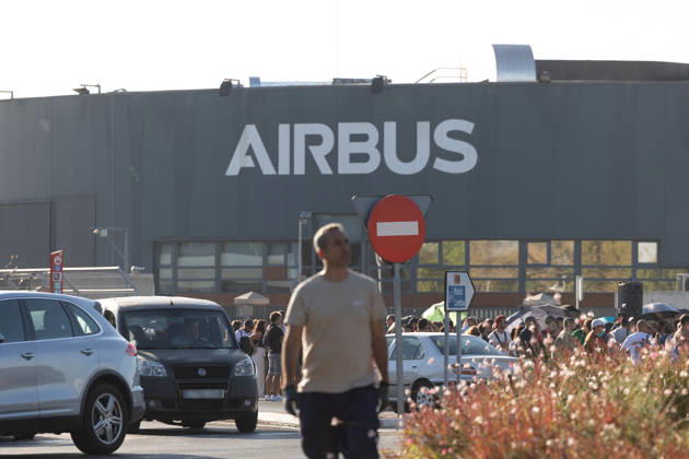 Airbus is set to undergo another round of mediation with the unions this Tuesday following the refusal to suspend the strike. Airbus workers gather outside the Getafe headquarters on September 1, 2026, in Getafe, Madrid, Spain. The Airbus workforce at the Getafe (Madrid), San Pablo, and Tablada (Seville) facilities has decided by a majority not to suspend the current indefinite strike following Monday’s vote at their respective assemblies, unlike employees in Illescas, Toledo, who voted last Friday to suspend the strike. A new mediation session between the company and the unions will take place this Tuesday at SIMA. SEPTEMBER 1, 2026 Jesús Hellí Getafe, Madrid Getafe, Madrid, Spain  Copyright: xJesusxHellinx 7742312
