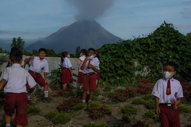 Schoolchildren wear masks as Mount Sinabung activity raises ash concerns KARO, NORTH SUMATRA, INDONESIA, SEPTEMBER 1, 2026: Schoolchildren wearing protective face masks travel to school in Gajah Village, Simpang Empat District, Karo Regency, North Sumatra, following renewed eruptive activity at Mount Sinabung on August 30. Residents are using masks as a precaution against exposure to volcanic ash. Mount Sinabung returned to activity in 2010 after centuries of dormancy and experienced repeated eruptions in the years that followed. Karo, North Sumatra Indonesia Copyright: x xSutantaxAdityax xJNAxPressx