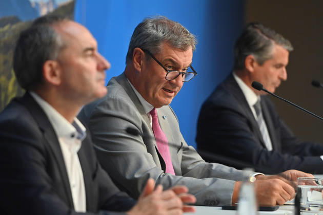 From left: Hubert AIWANGER, Free Voters, Bavarian Minister of Economic Affairs, Markus SOEDER, Minister-President of Bavaria and CSU Chairman, Eric BEISSWENGER, Press conference of the Bavarian State Government following the cabinet meeting on September 1, 2026, at the Prinz Carl Palais in Munich