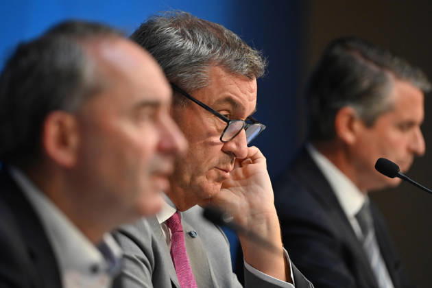 From left: Hubert AIWANGER, Free Voters, Bavarian Minister of Economic Affairs, Markus SOEDER, Minister-President of Bavaria and CSU Chairman, Eric BEISSWENGER, Press conference of the Bavarian State Government following the cabinet meeting on September 1, 2026, at the Prinz Carl Palais in Munich